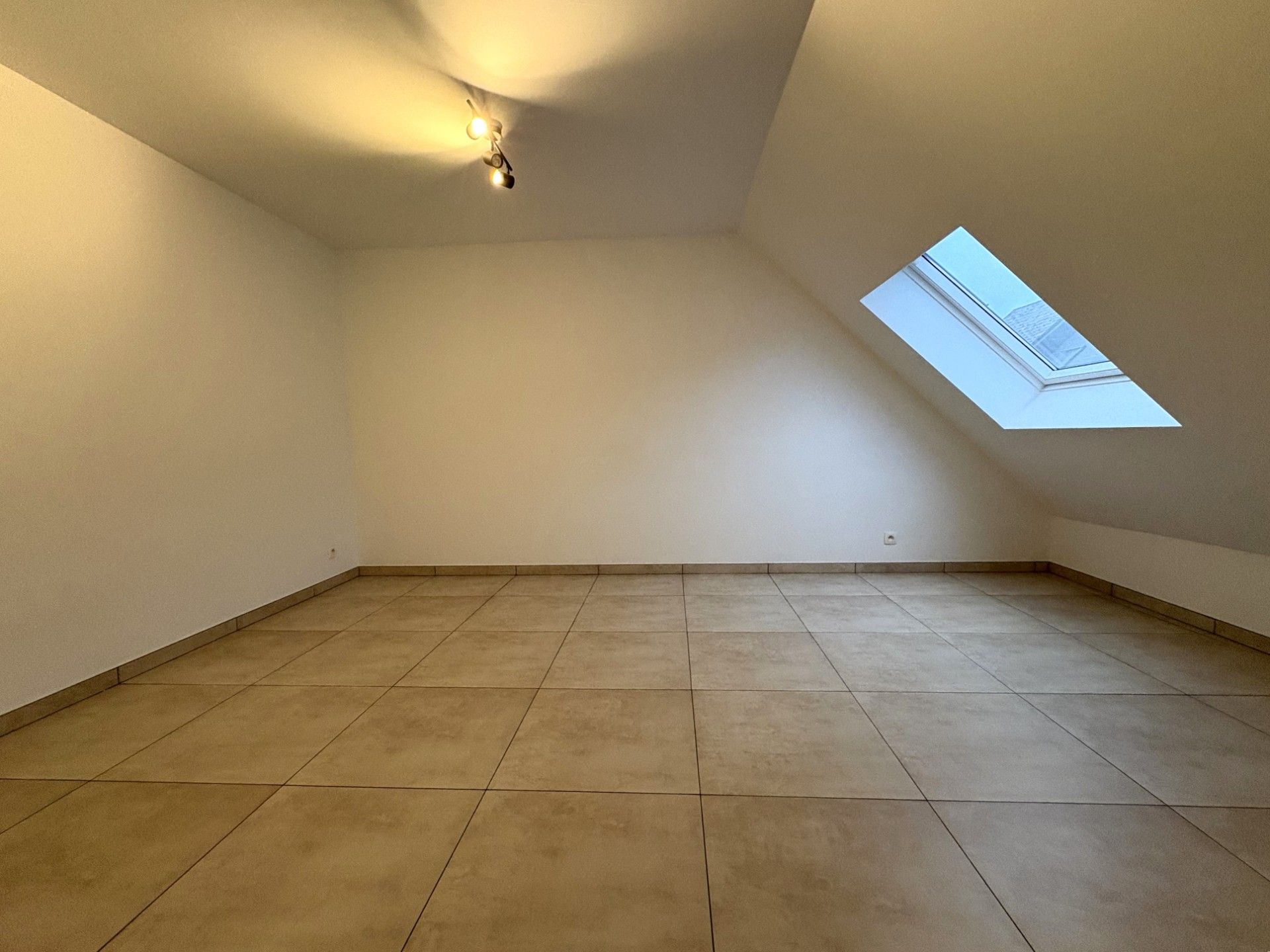 Klassevolle nieuwbouwwoning pal in centrum Brakel. foto 6