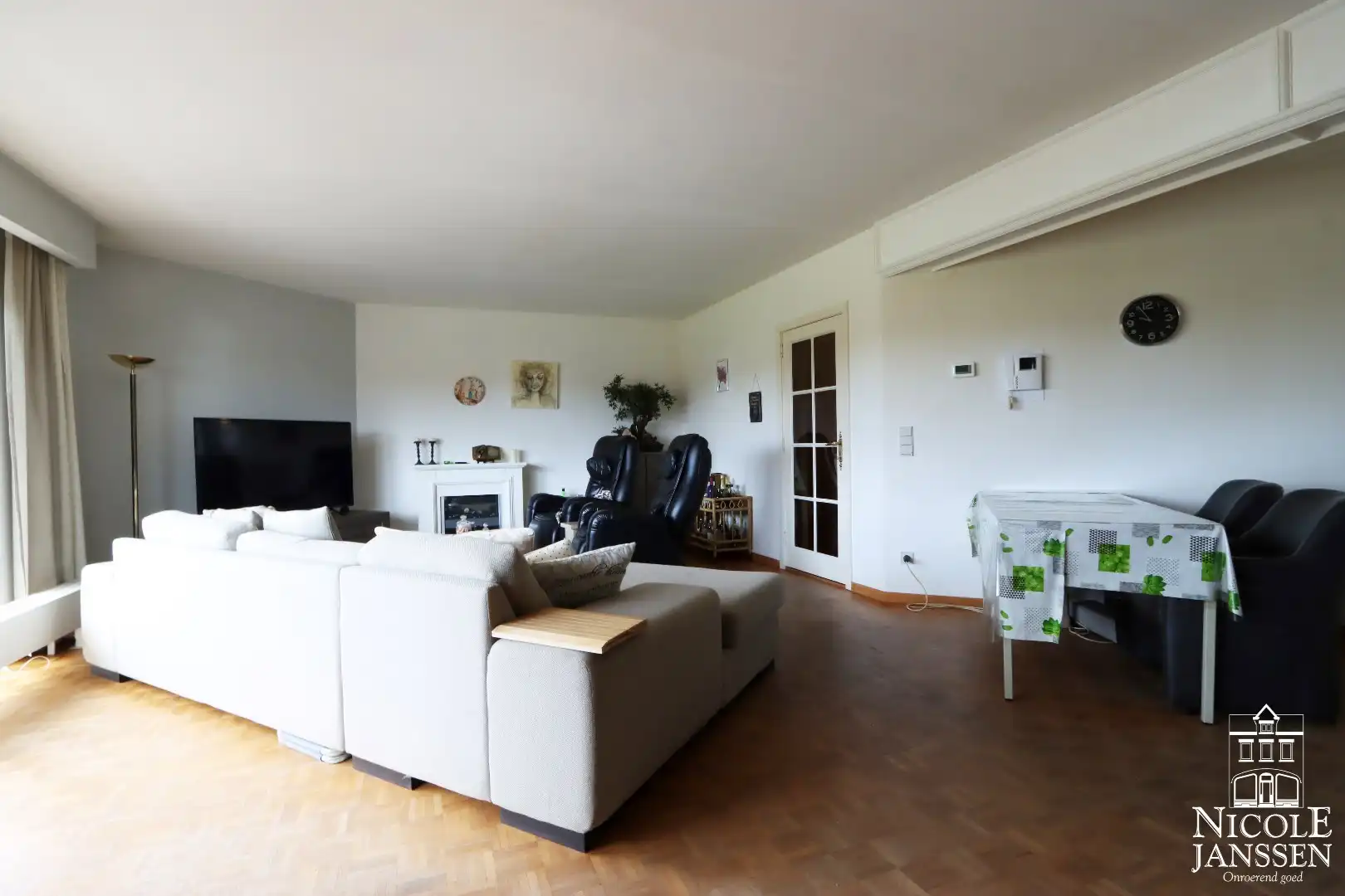 Ruim en instapklaar appartement met terras vlakbij het centrum foto 2