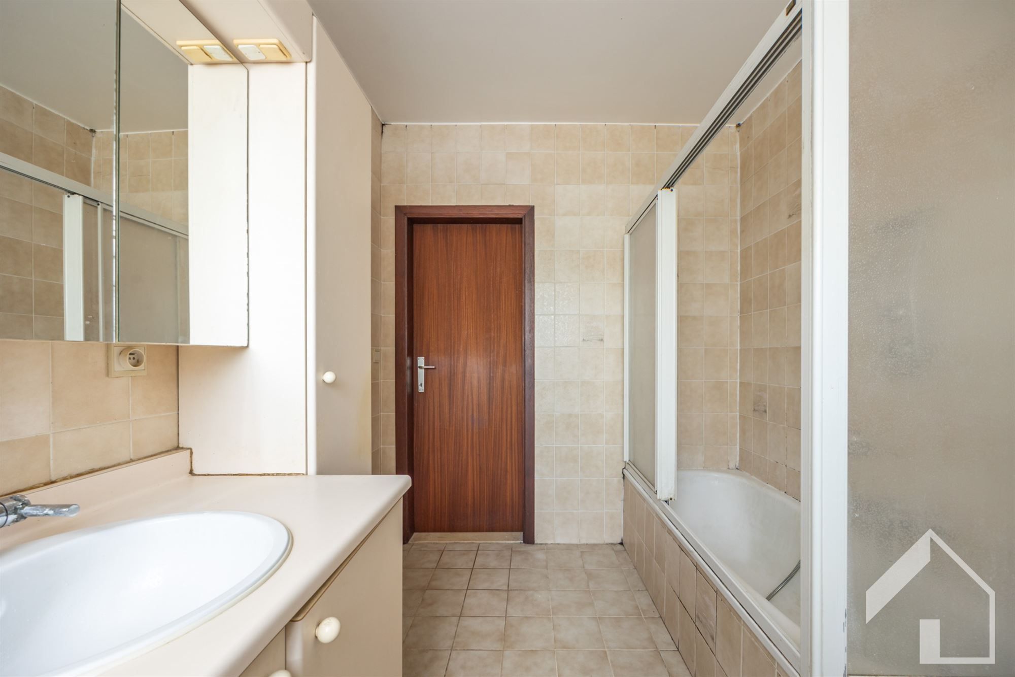 Te renoveren woning op toplocatie! foto 12