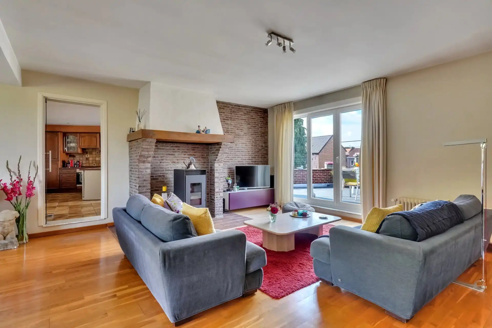 Ruim appartement met 4 slaapkamers foto 3