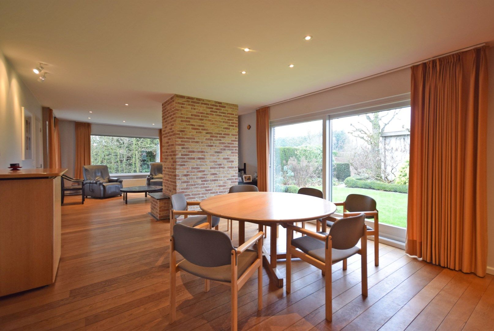 CHARMANTE BUNGALOW MET RUIME TUIN EN BIJGEBOUWEN IN ROESELARE foto 2
