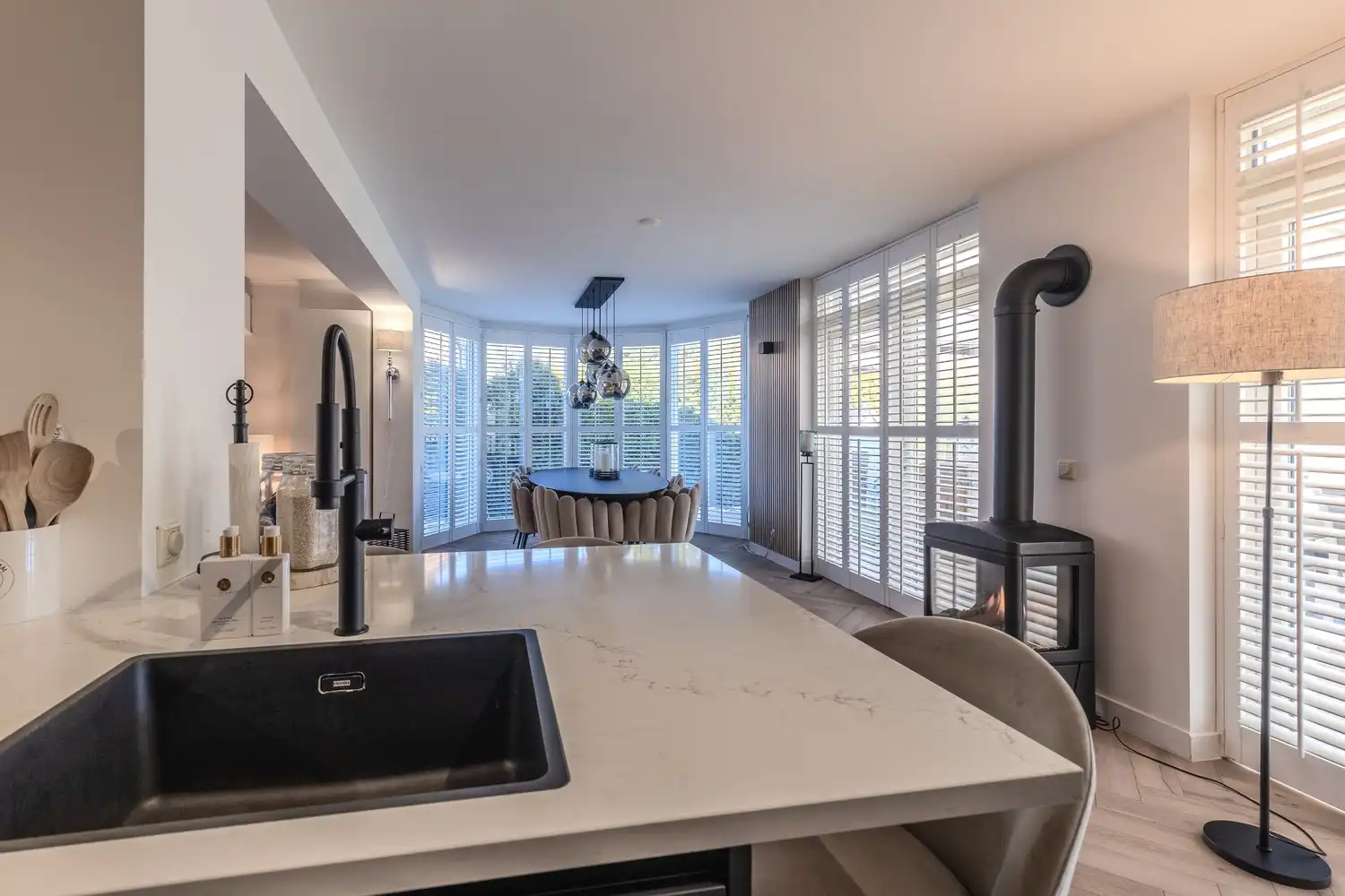 Stijlvolle, instapklare woning met vier slaapkamers, twee badkamers en verwarmd zwembad te koop in Lanaken foto 53