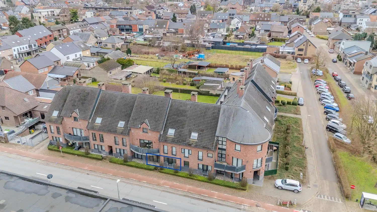 Appartement met drie slaapkamers, momenteel ingericht als dokterspraktijk in Maasmechelen. foto 3