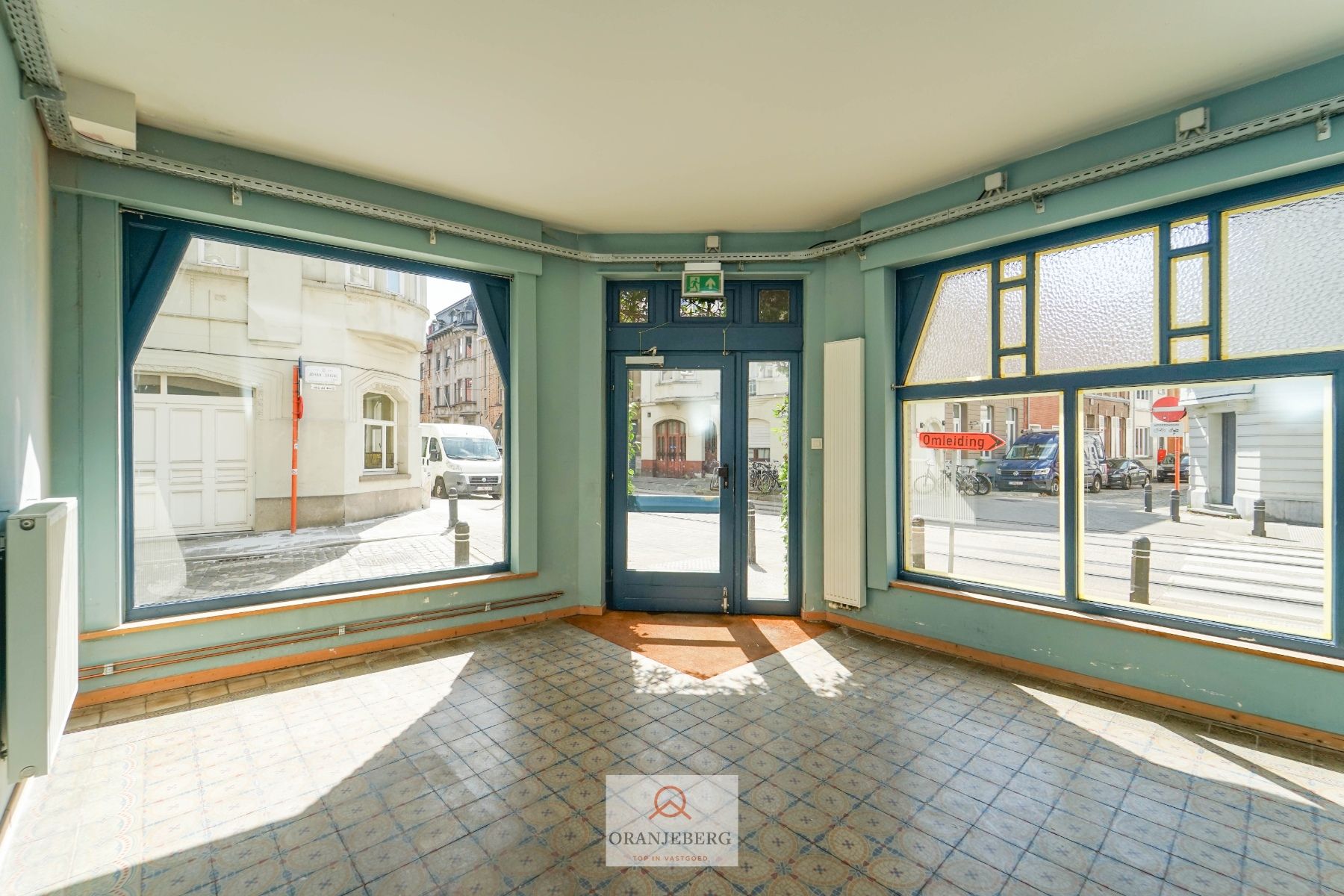 Horecavergund hoekpand met mooie visibiliteit in Papegaaistraat foto {{pictureIndex}}