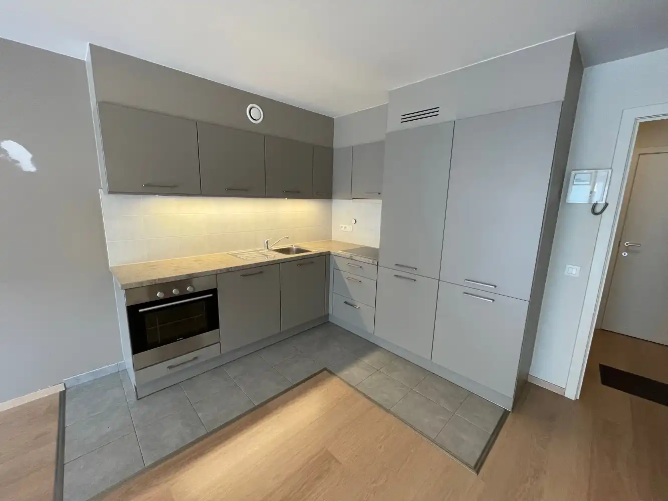 Gelijkvloersappartement met twee slaapkamers en terrasje dichtbij het centrum van Blankenberge. foto 4
