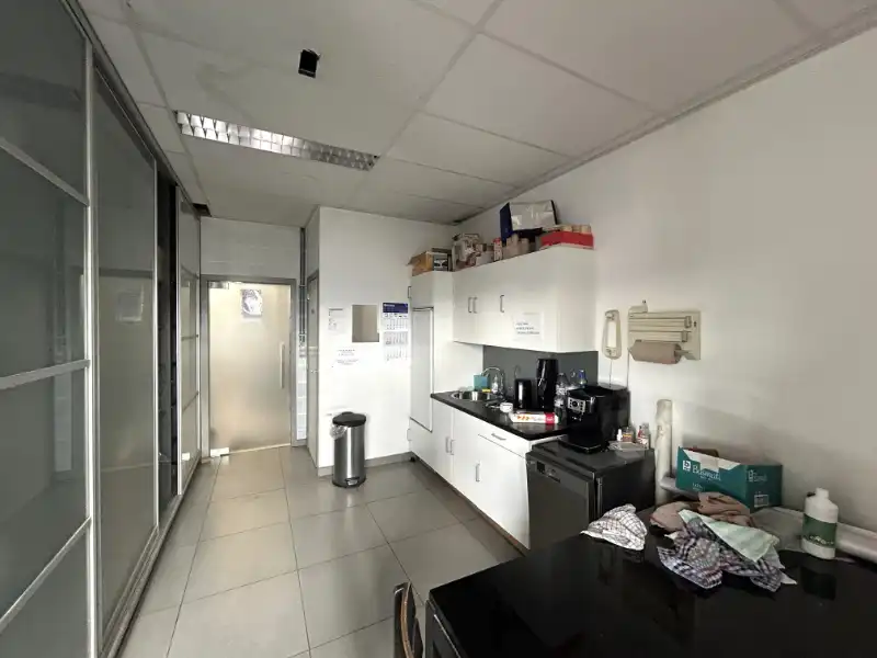 Bedrijfsgebouw van ca. 700 m² + mezzanine + kantoren en buitenopslag op topligging foto 10