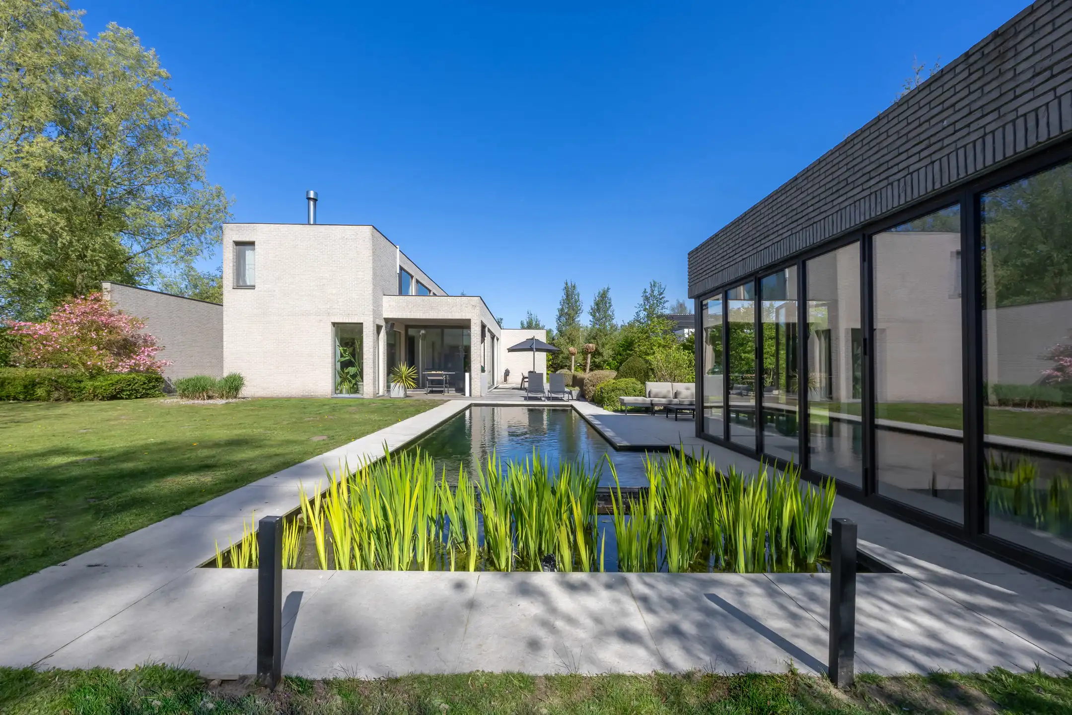 Luxueuze moderne villa met zwemvijver en prachtig poolhouse foto 28