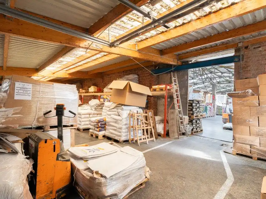 Magazijn met achterliggende grond nabij het dorpscentrum foto 6