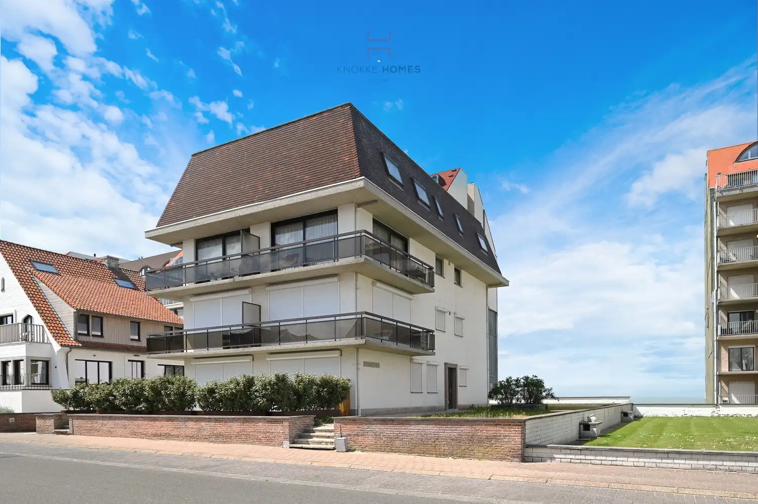 Prachtig gerenoveerd duplexappartement, gelegen op de hoek van een stijlvolle villaresidentie in de Jozef Nellenslaan. foto {{pictureIndex}}