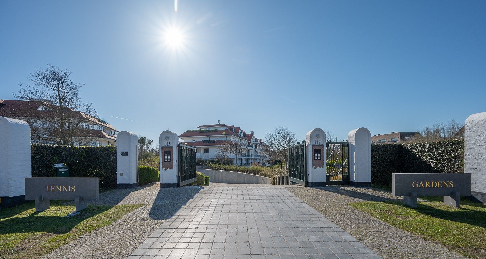 Zonovergoten tuin appartement met groot terras en prachtige tuin gelegen in het exclusieve domein Tennis Gardens. foto 12