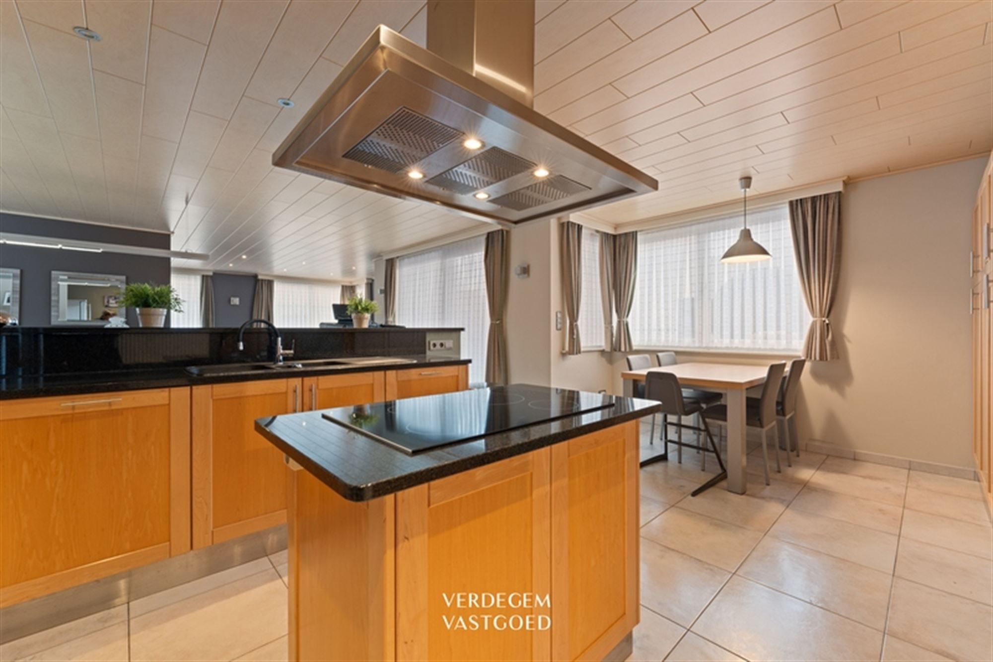 Woning op toplocatie in landelijke stijl met 5 slaapkamers en zonnige tuin foto 8