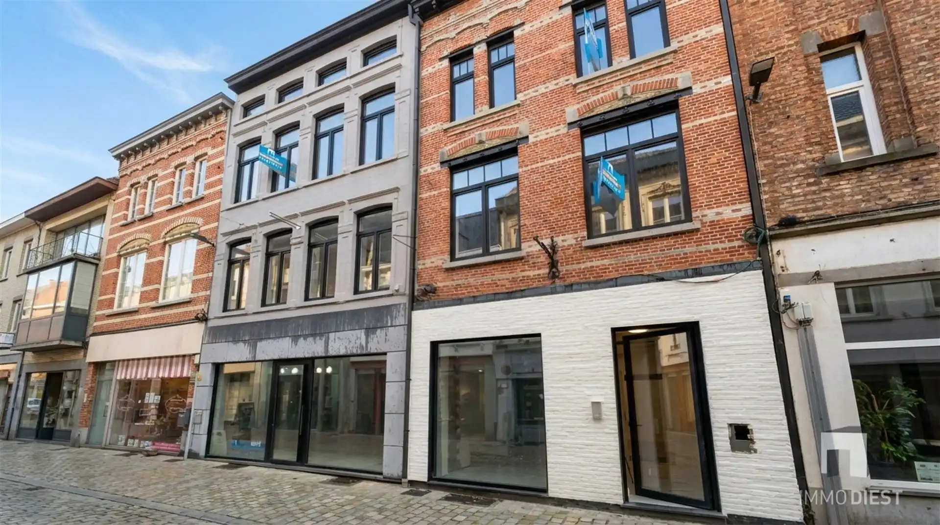 Opbrengsteigendom - 3 gloednieuwe appartementen + 1 handelspand foto 2