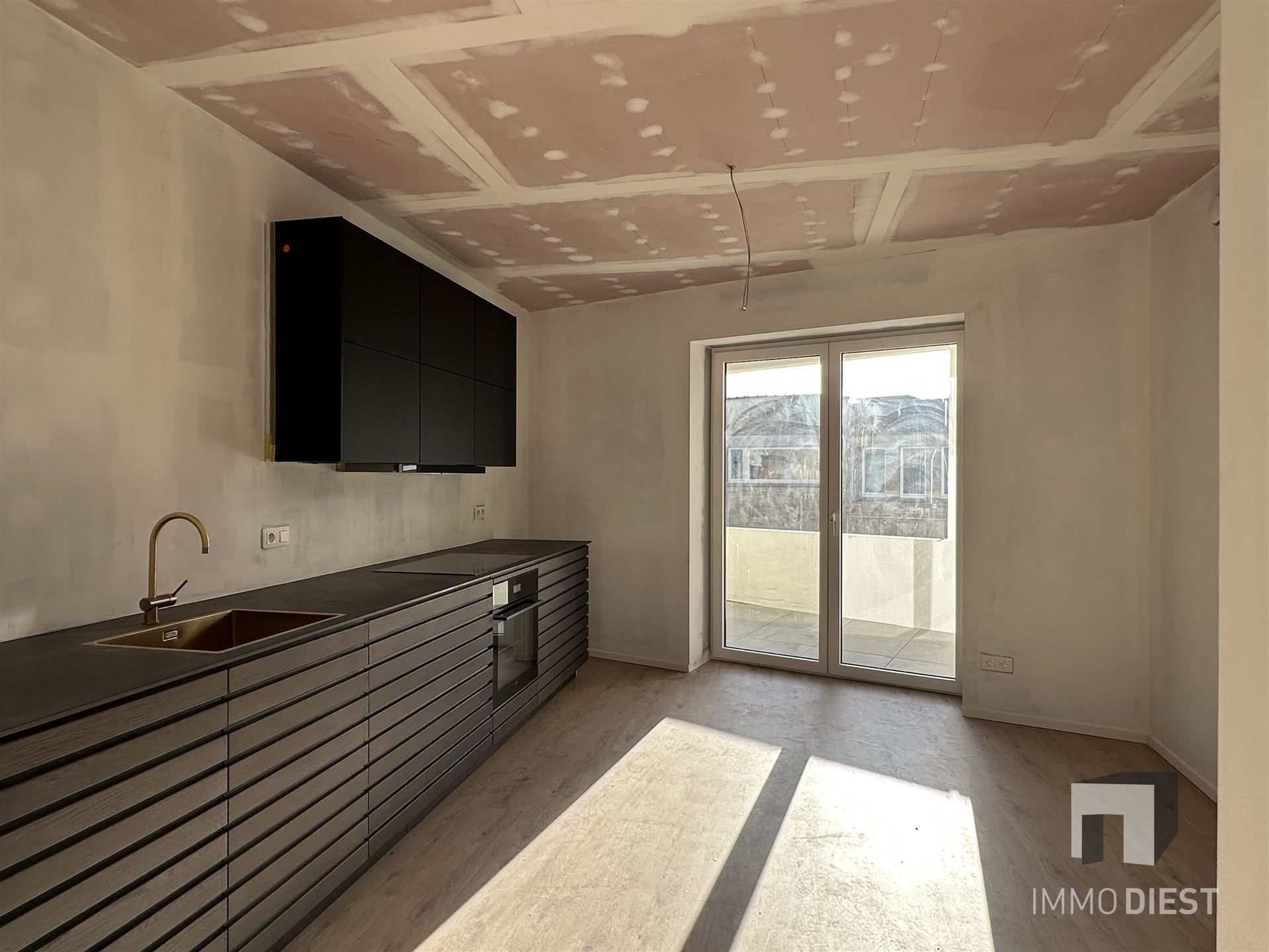 Opbrengsteigendom - 3 gloednieuwe appartementen + 1 handelspand foto 2