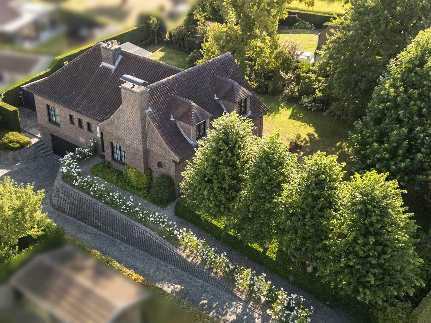 Unieke villa te koop op een rustige ligging in Harelbeke!  foto 2