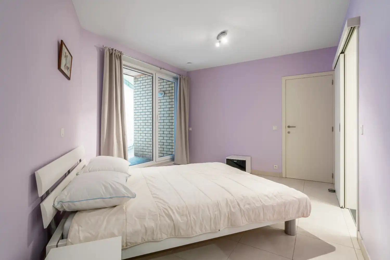 Ruim gelijkvloers appartement met drie slaapkamers en twee badkamers. In het centrum en dichtbij de Dijk en het strand van Blankenberge. Dit appartement wordt gemeubeld verhuurd. foto 13