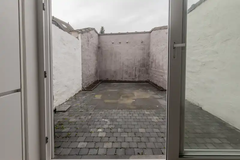 Instapklare, centraal gelegen woning met 3 slaapkamers en gezellig tuinterras (elektriciteit GOEDGEKEURD, EPC- label B, zonneboiler, airco...)... foto 13