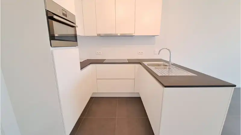 Recent 2-slaapkamerappartement met TERRAS en CARPORT te huur in Brugge foto 3
