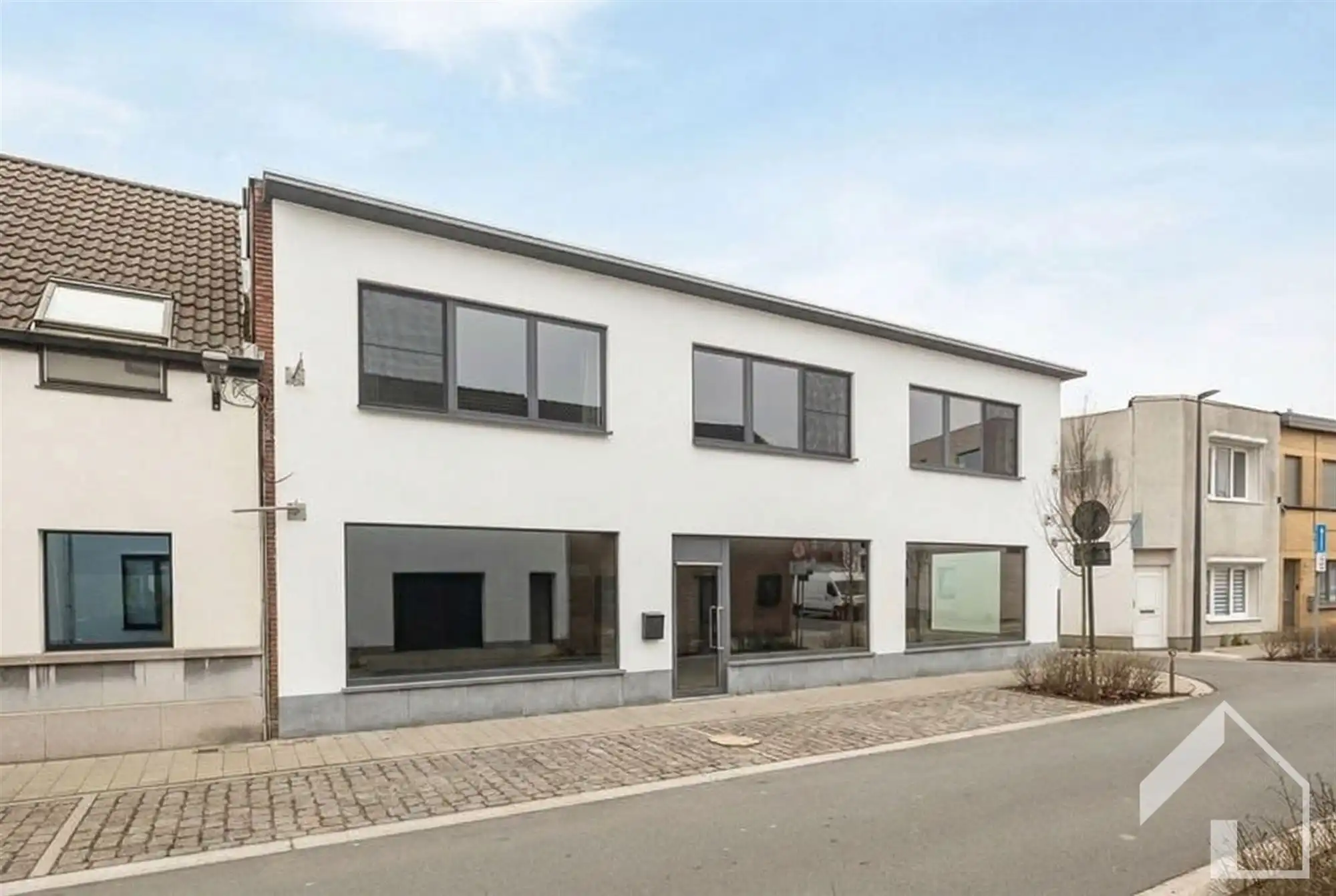 Gelijkvloers handelspand (300m2) + groot gerenoveerd appartement van 137m2 foto {{pictureIndex}}