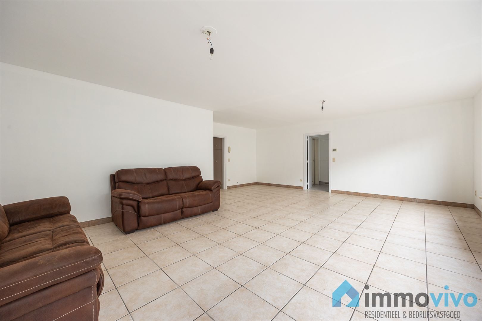 Licht op te frissen gelijkvloersappartement met 2/3 slaapkamers, tuin en garage. foto 3