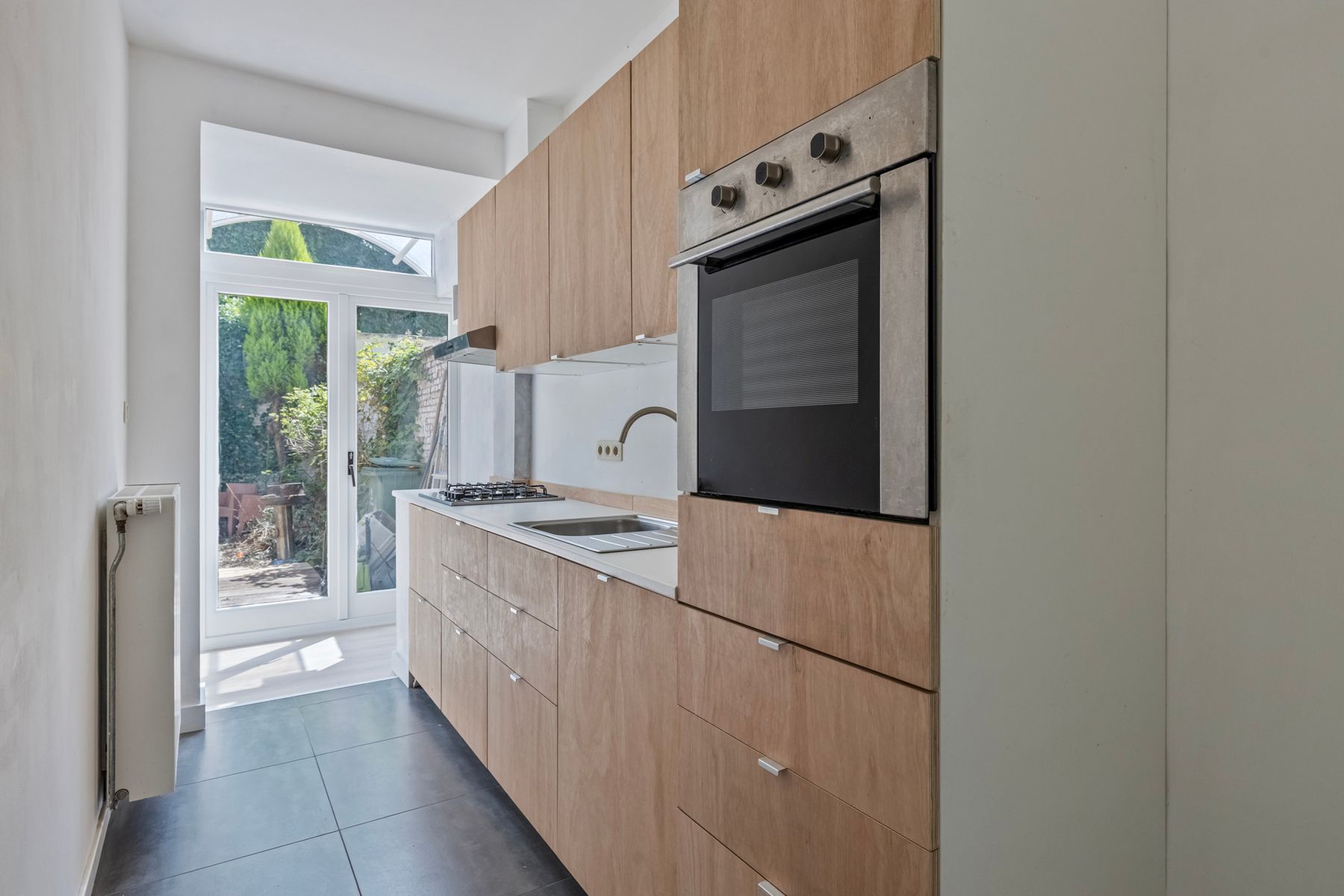 Instapklaar 1-slaapkamerappartement met ruime tuin. foto 7