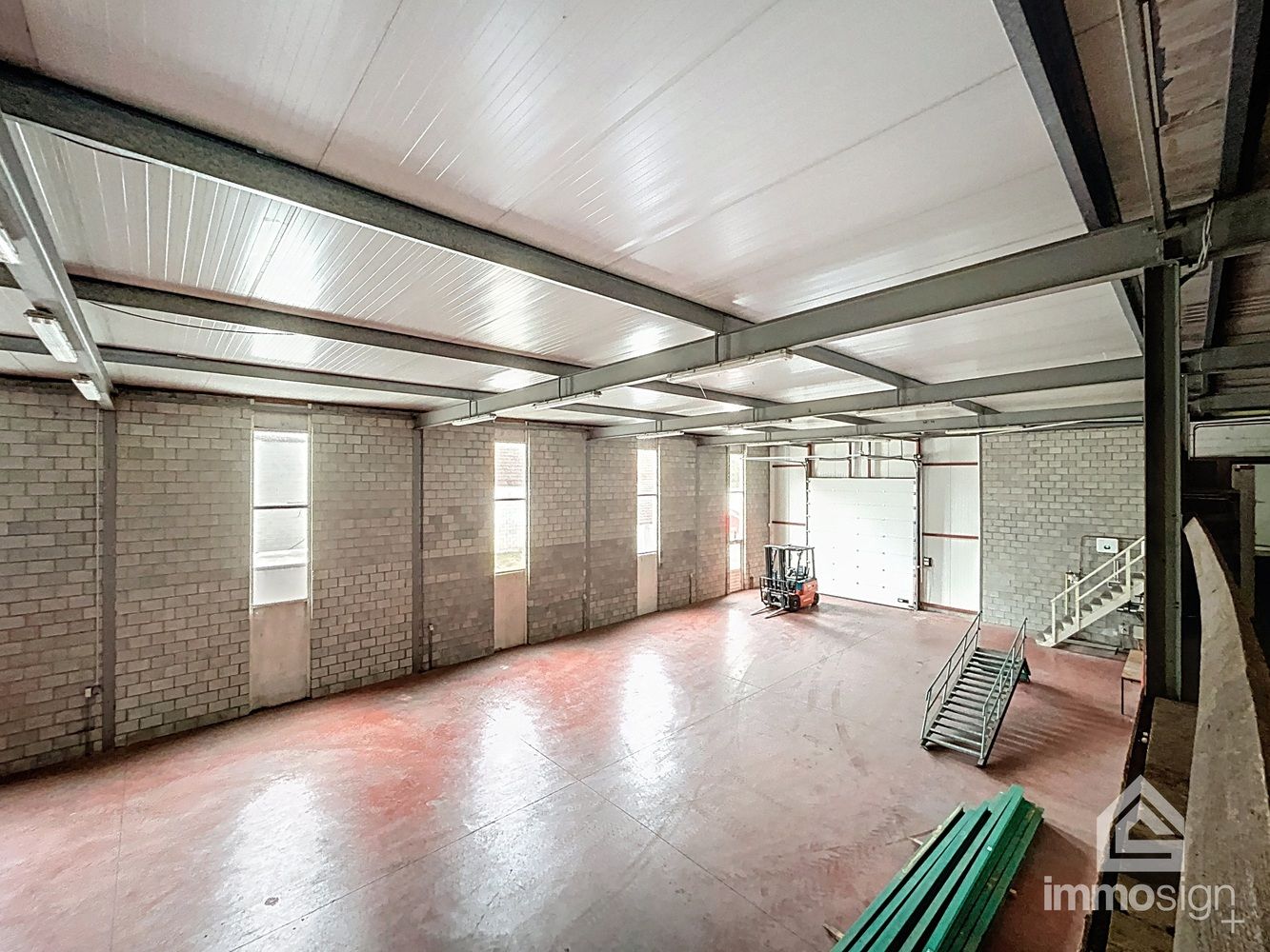 Bedrijfshal, kantoren en twee woonunits. Werken en wonen combineren op één strategische locatie! foto 13