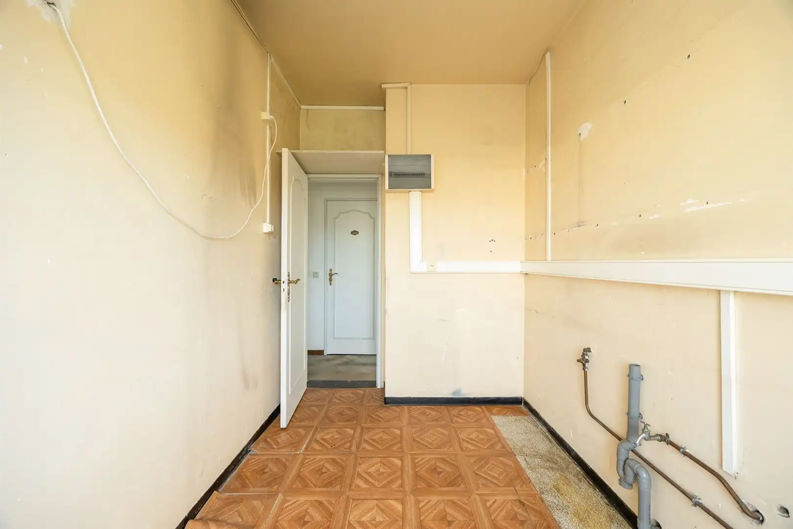 Op te frissen 3-slaapkamerappartement met lift en kelderberging  foto 17