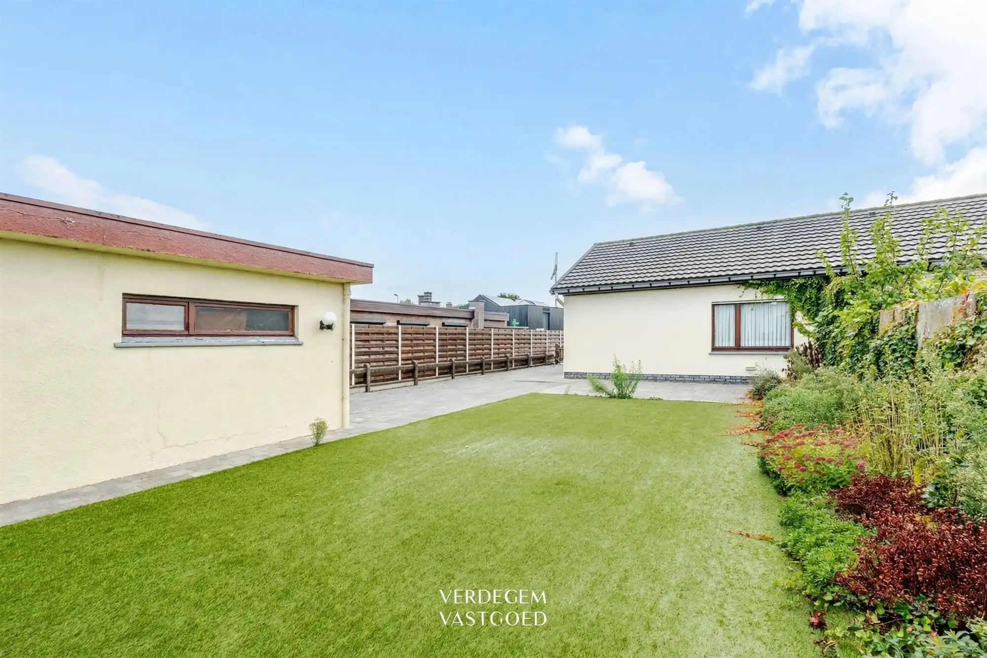 Gelijkvloerse woning met 2 slaapkamers, tuin en garage in een rustige woonwijk, te renoveren foto 13