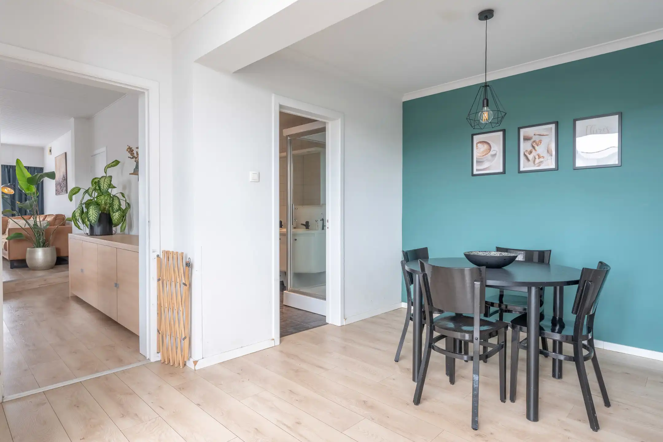 Woning bestaande uit twee appartementen op 985m² perceel. foto 13