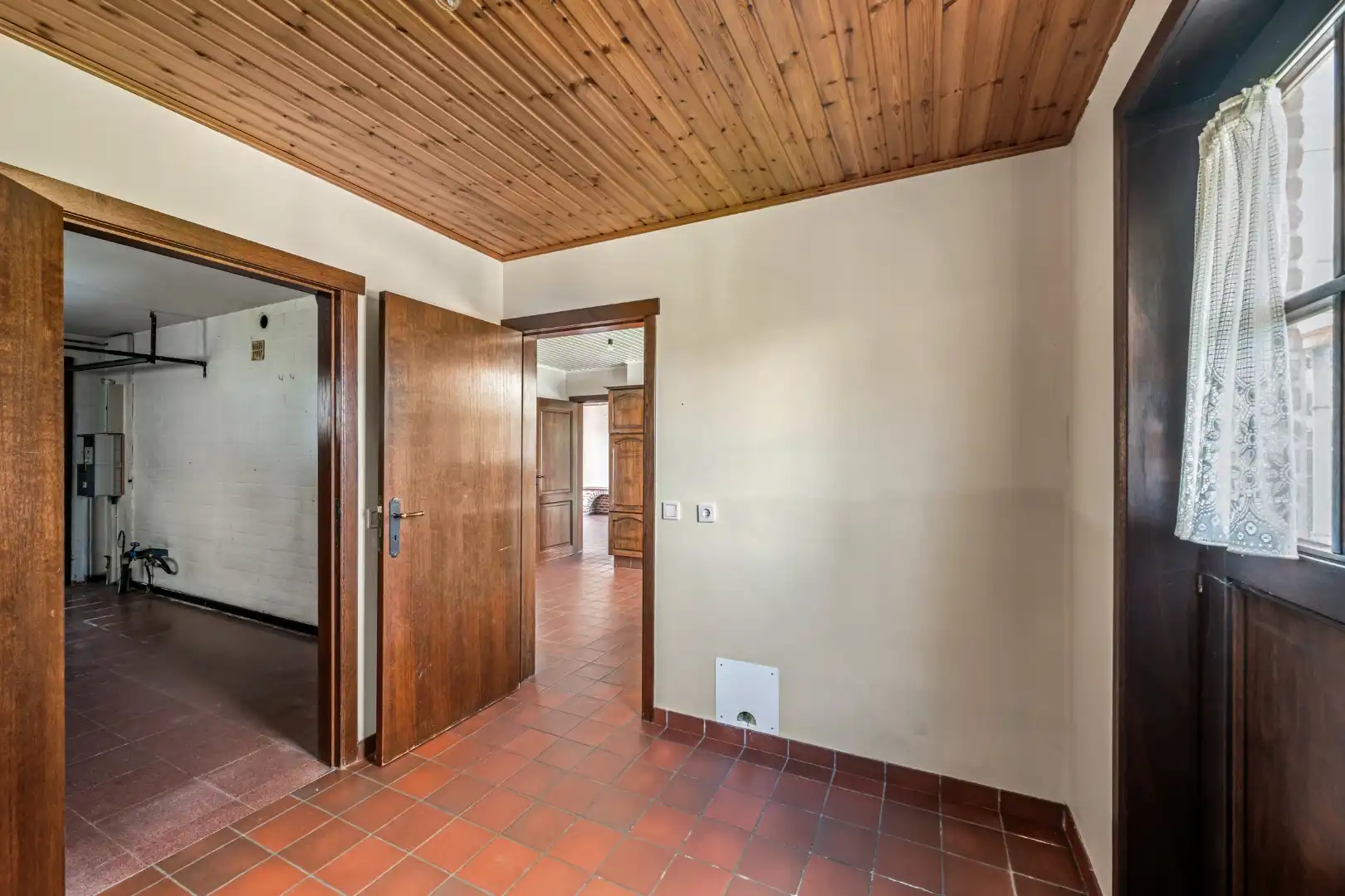 Instapklare open woning met 3 slaapkamers, garage, carport en tuin in Roeselare foto 9