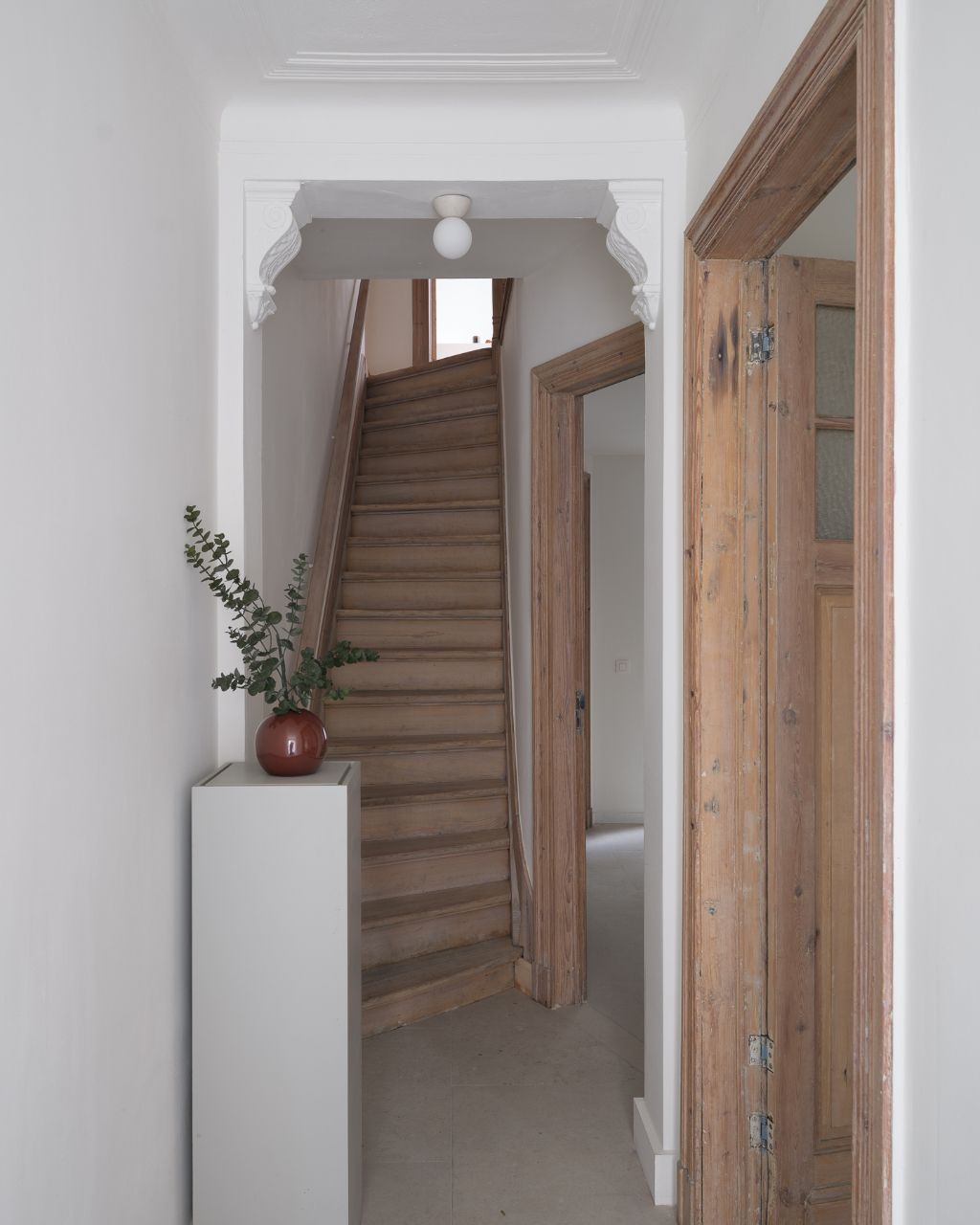 Karaktervolle, gerenoveerde interbellumwoning met 4 slaapkamers en buitenruimte op wandelafstand van station Gent-Sint-Pieters. foto 4