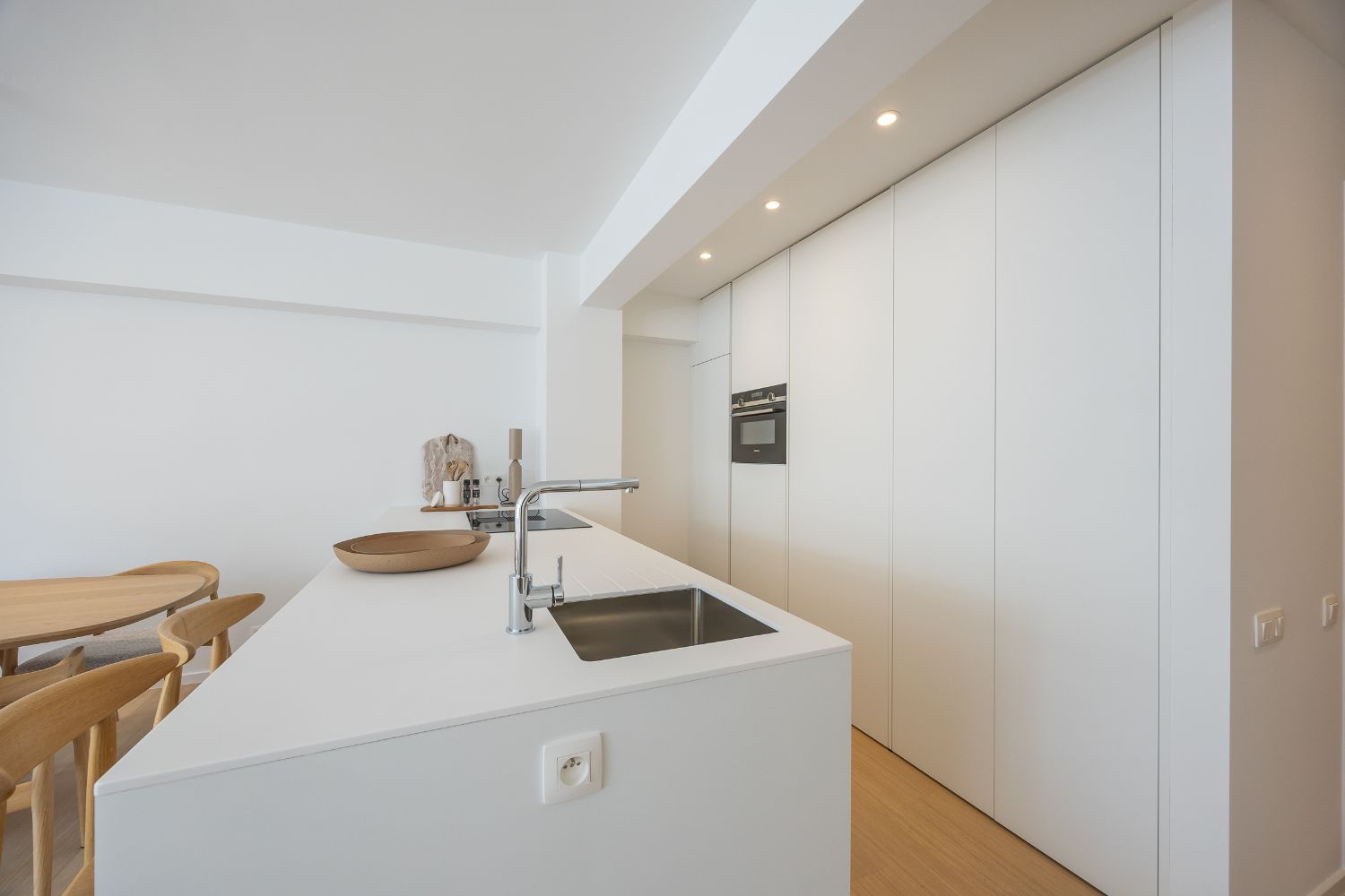 Ruim, gerenoveerd drie slaapkamer appartement in hartje Oostende foto 14