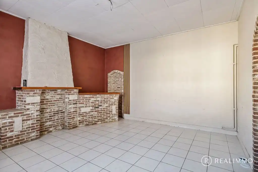 Op te frissen woning met 3 slaapkamers en binnenkoer te Celles foto 4