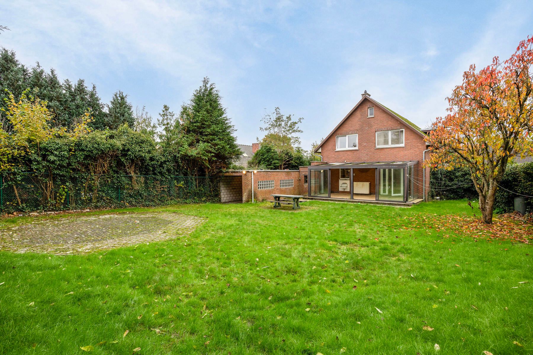 Ruime te renoveren gezinswoning met 4 slaapkamers en tuin foto 26