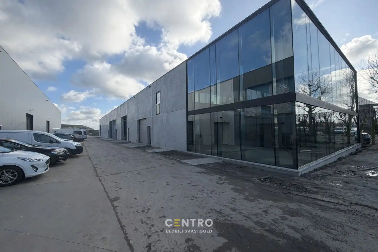 NB MAGAZIJN (99m2) met KANTOORRUIMTE / TOONZAAL (223m²) en verdieping (148,5m²). Private parkeergelegenheid voor de deur. Op industriezone "Herdersbrug" te 8000 Brugge. foto 9