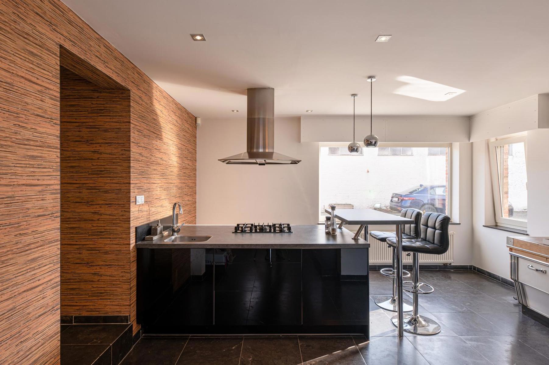 Woning met multifunctioneel gelijkvloers en magazijn/garage op een perceel van 536m². foto 9