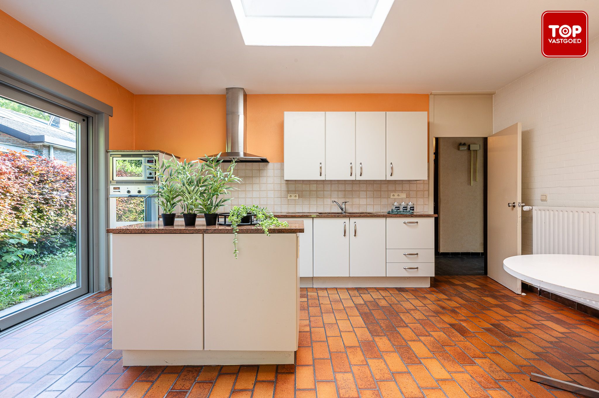 Ruime jaren zeventig villa in Mariakerke-Kolegem foto 12