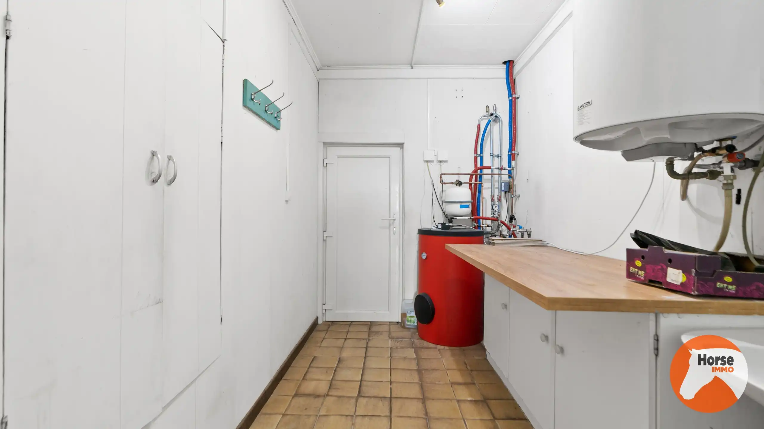 RIEMST - Te renoveren woning met stalling foto 8