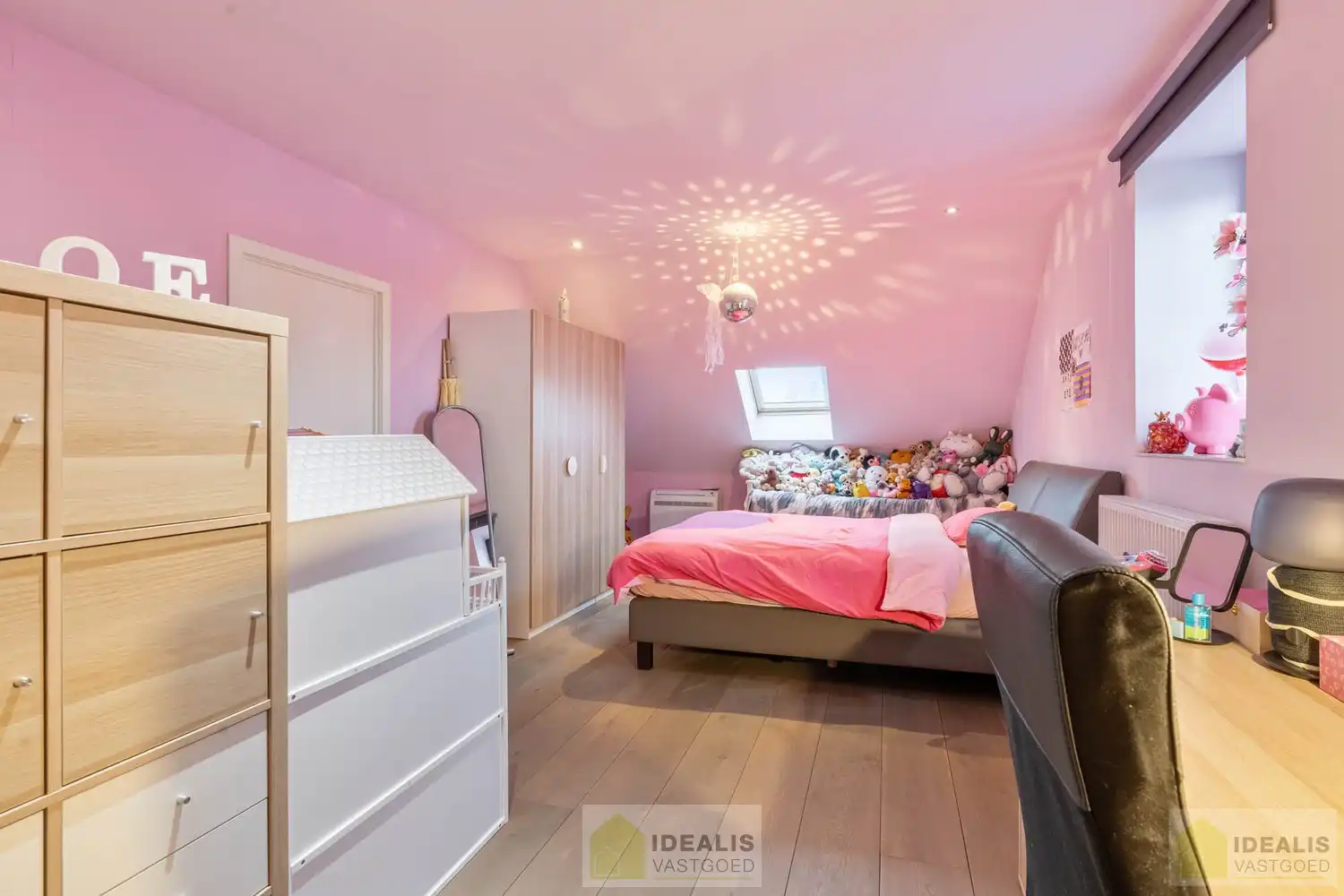 IDEALIS VASTGOED - Gerenoveerd duplex appartement gelegen op het Itterplein in het Brouwershof, kortom wonen op een unieke locatie in een pand met een rijke geschiedenis!! Dit ruime duplexappartement omvat maar liefst ca.155m² bewoonbare oppervlakte en voorzien van een ruime woonkamer met aansluitend keuken, badkamer voorzien van bad en douche, 3 slaapkamers en ruim dakterras. Uiterst geschikt voor kandidaten op zoek naar een instapklaar duplex appartement op een toplocatie midden in hartje Opitter, Bree! foto 22