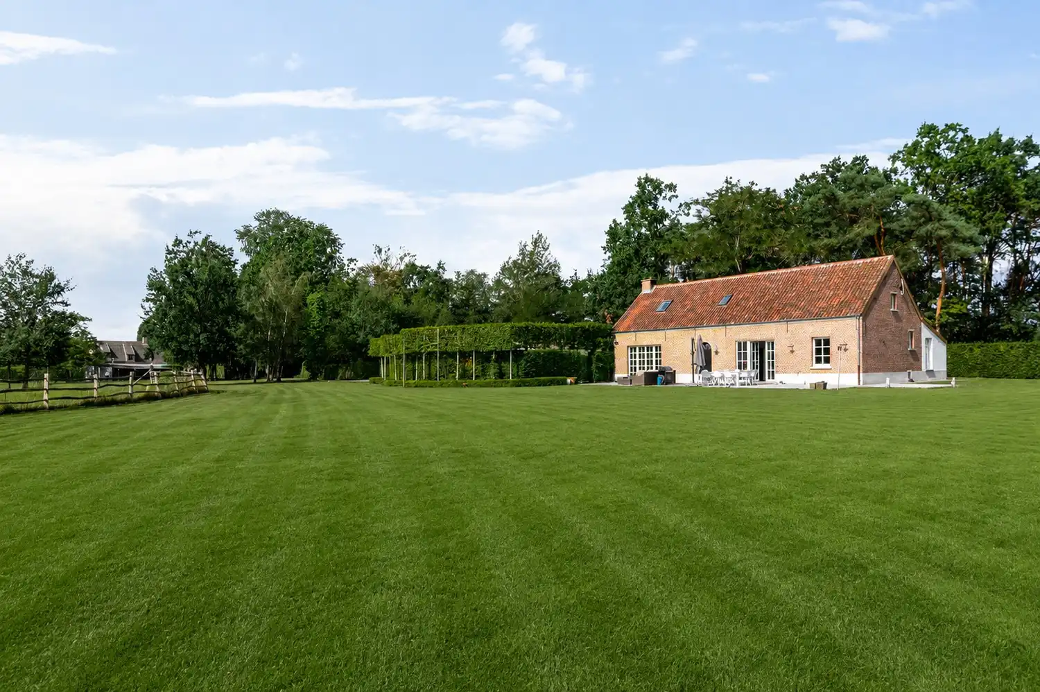 Gerenoveerde villa met bijgebouw en vijver op een perceel van 1,8 ha te Putte foto 2