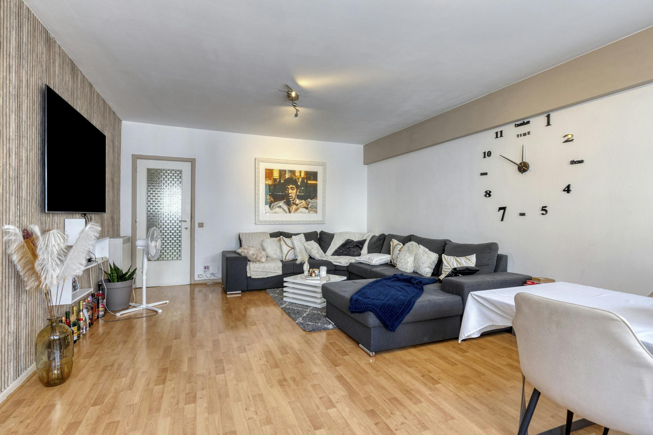 Op te frissen appartement met terras te koop in Berchem foto {{pictureIndex}}