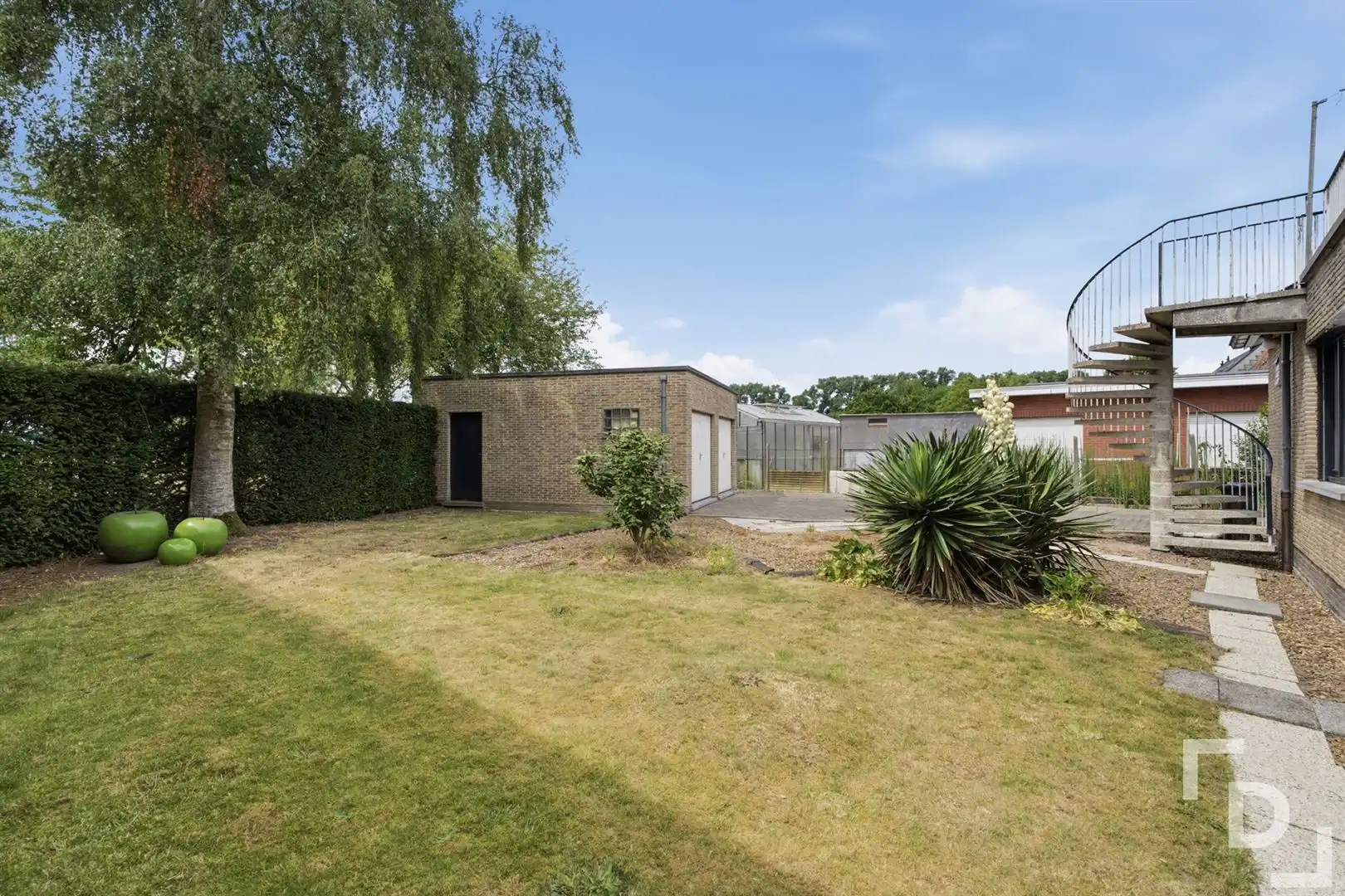 Ruim gebouw te koop met handelsruimte en appartement in Woumen. foto 42