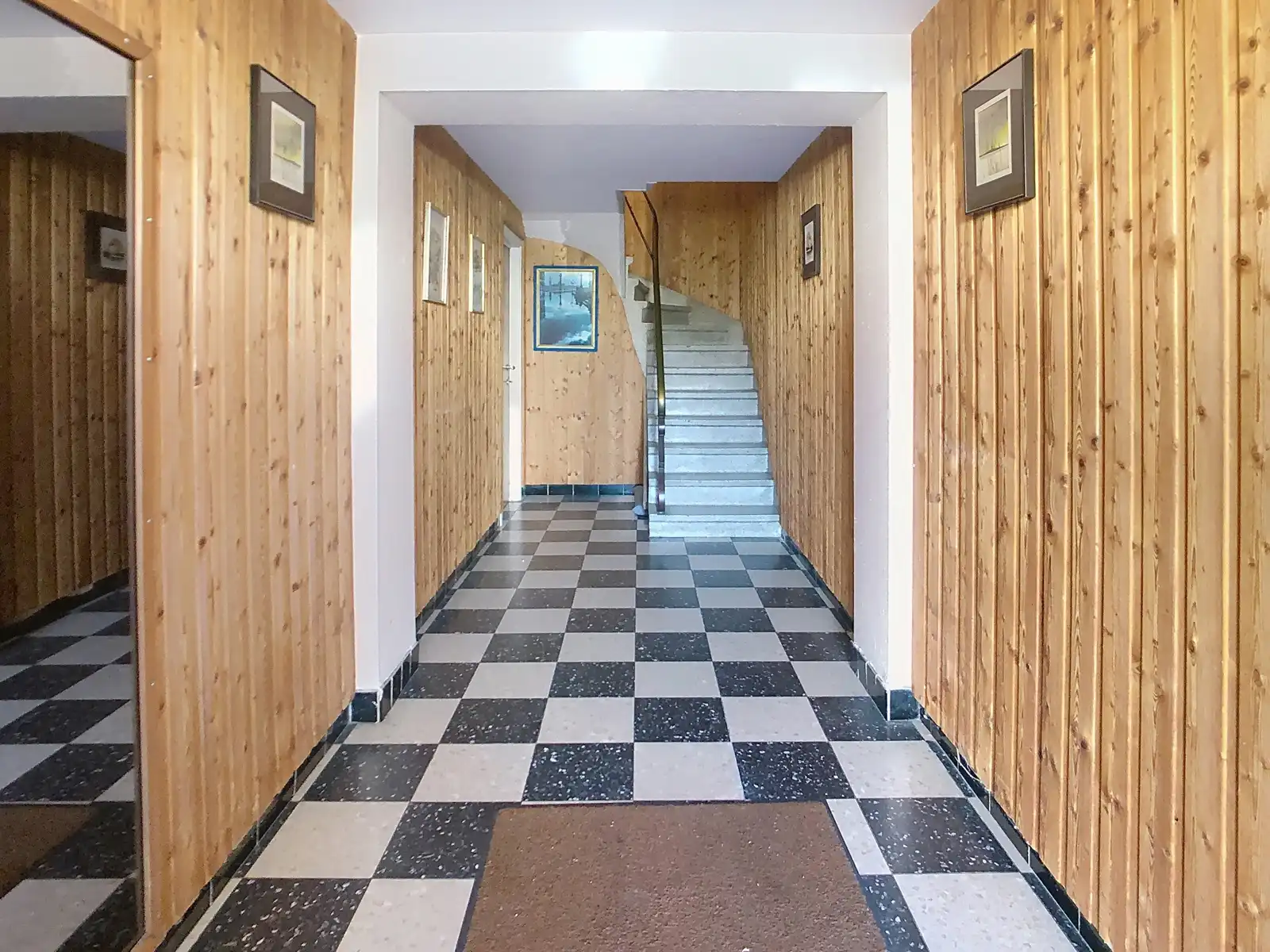 Appartement met 2 slkmrs, garage en staanplaats en 2 kelders foto 2