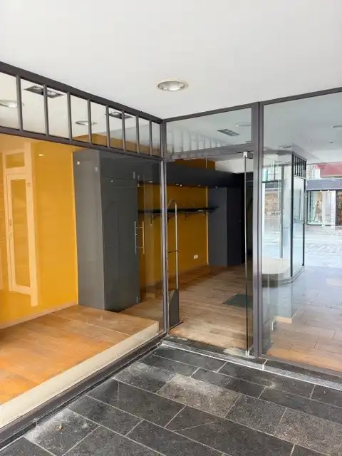 Handelspand met ruime kelder te huur in de winkelstraat van Koksijde foto {{pictureIndex}}