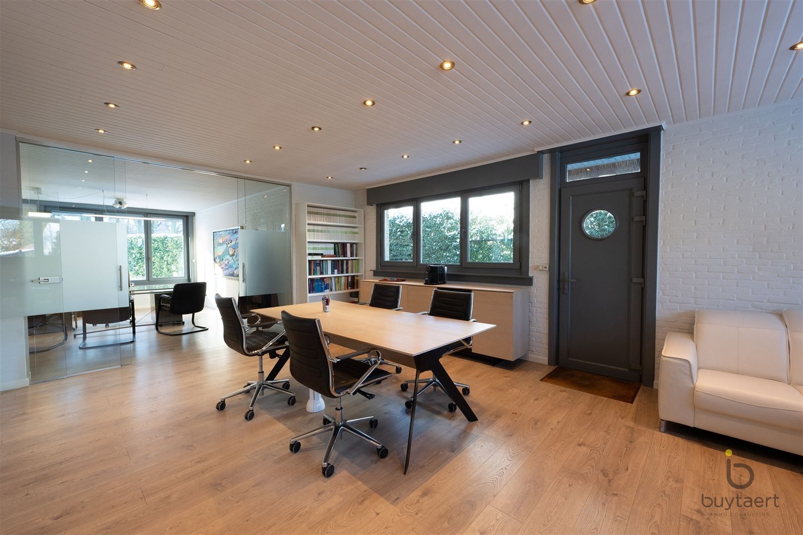 Villa met praktijk of  kangoeroewoning en Zuid - West tuin. foto 37