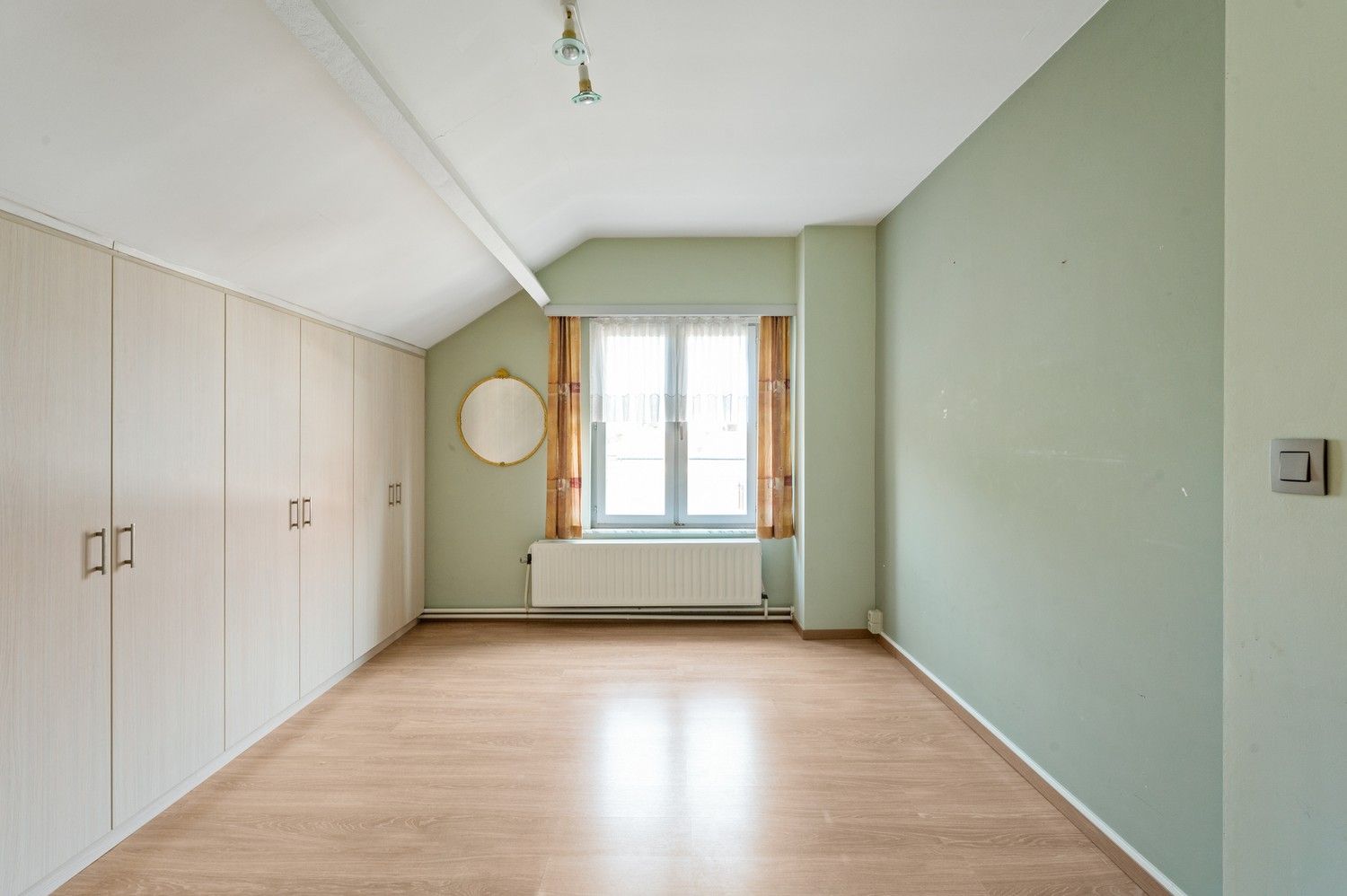 Charmante te renoveren woning met 2 slaapkamers, gezellige tuin en een grote garage in Massenhoven! foto 9