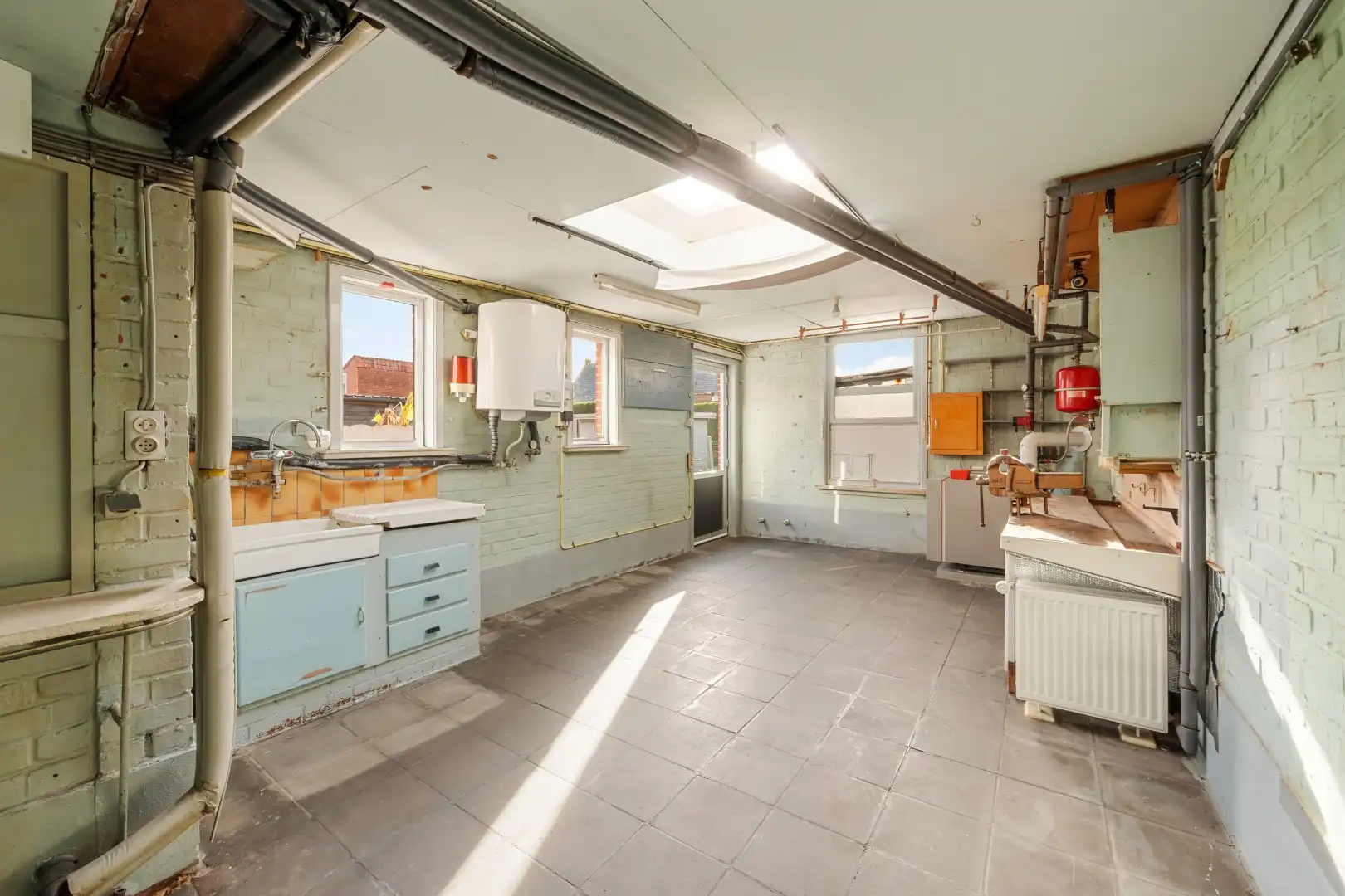 Woning met 3 slaapkamers en grote zolder, garage en zonnige tuin in Izegem foto 9