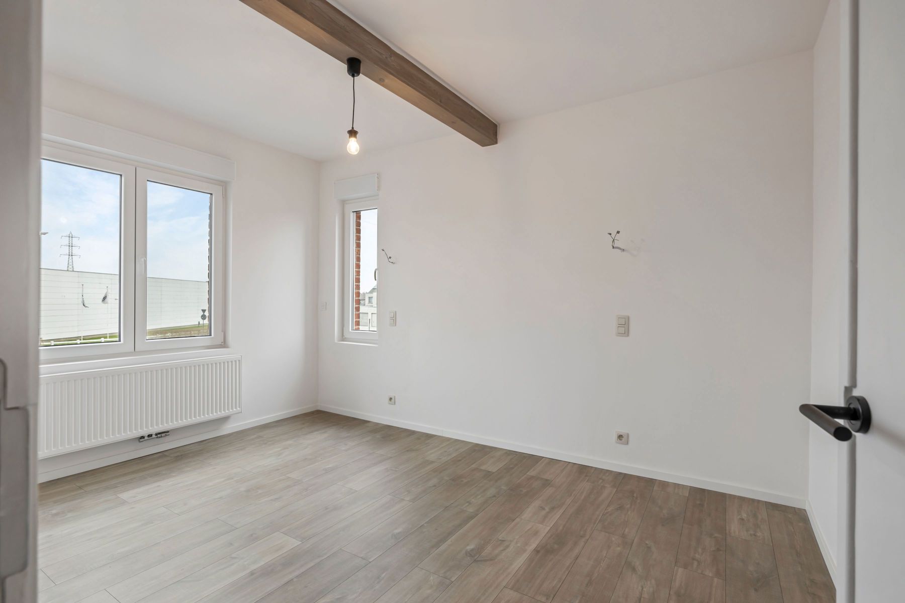 Charmante gerenoveerde woning met ruime garage & magazijn foto 16