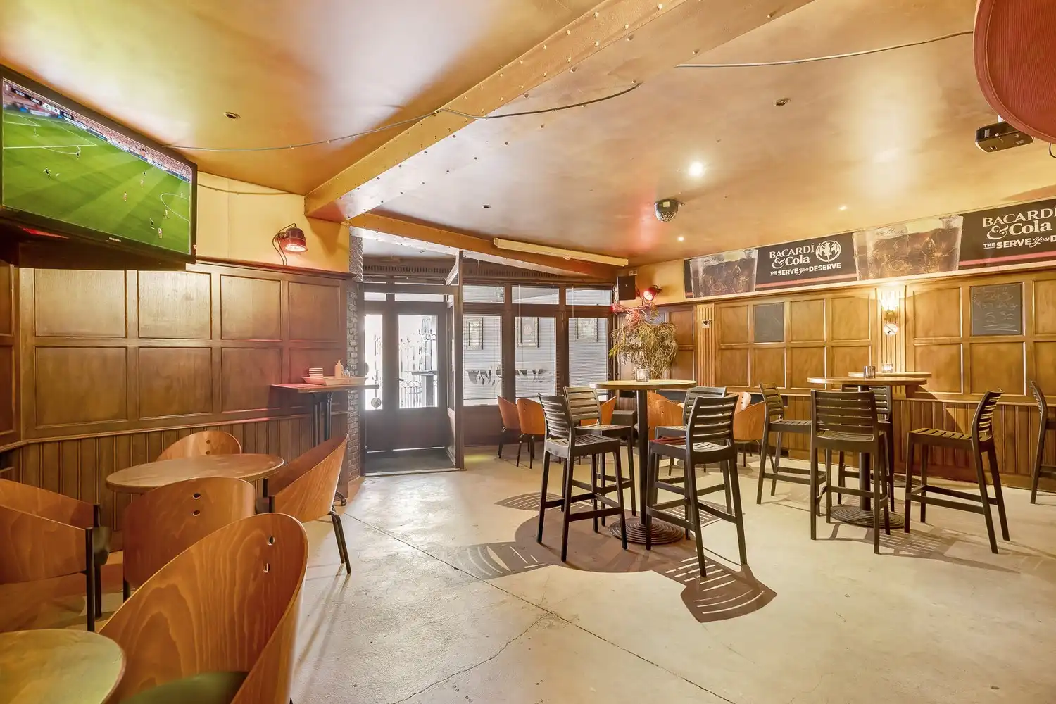 Handelspand met bovengelegen woonst pal in het centrum van Putte! foto 4