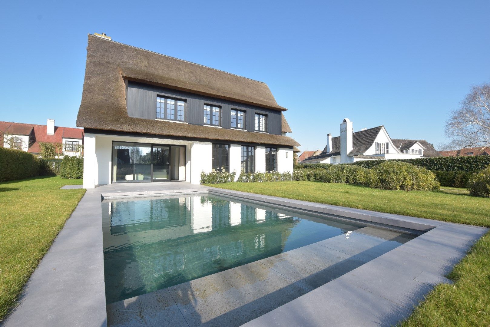 Compleet gerenoveerde villa aan de rand van het Zoute. foto {{pictureIndex}}