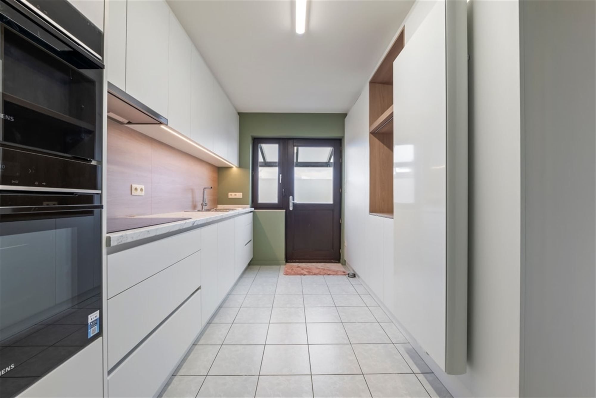 RUIM GELIJKVLOERS APPARTEMENT MET 3 SLKS EN EEN STAANPLAATS OP WANDELAFSTAND VAN HET CENTRUM VAN SINT-TRUIDEN  foto 14